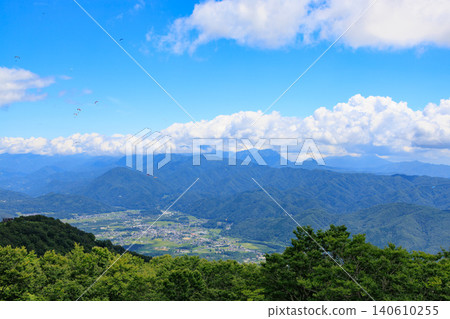從白馬五龍高山植物園的阿爾卑斯山觀景台眺望的景色 從白馬五龍高山植物園的阿爾卑斯山觀景台眺望的景色 140610255