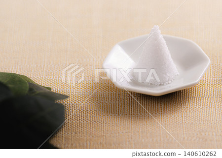 一張日式靜物攝影作品,畫面中有一堆鹽和一枝神聖的榊樹。 一張日式靜物攝影作品,畫面中有一堆鹽和一枝神聖的榊樹。 140610262