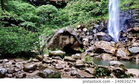 沖繩縣八重山群島西表島上的皮奈薩拉瀑布和懸崖 沖繩縣八重山群島西表島上的皮奈薩拉瀑布和懸崖 140610274