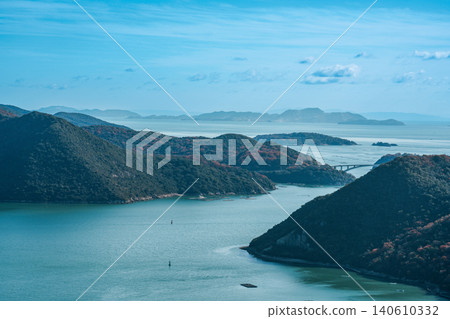 【瀨戶內海國立公園】湯達九橋山,初冬景色,隔著總島1號,眺望頭島大橋和家島群。岡山縣備前市 【瀨戶內海國立公園】湯達九橋山,初冬景色,隔著總島1號,眺望頭島大橋和家島群。岡山縣備前市 140610332