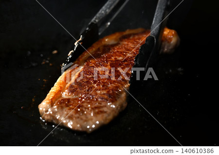 Grilled steak with iron plate Grilled steak with iron plate 140610386