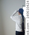 女人邊走邊調整帽子（1） 140610424