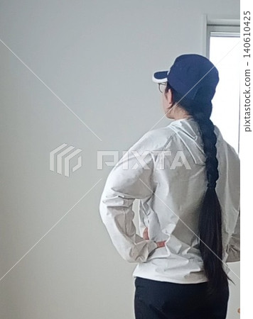 一位因行走而疲倦的女士 一位因行走而疲倦的女士 140610425