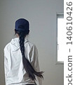 一個長髮女子在散步 140610426