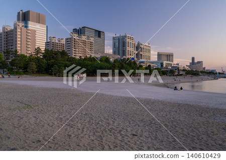 黃昏時分的台場海濱公園和摩天大樓 黃昏時分的台場海濱公園和摩天大樓 140610429