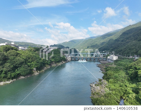 德島縣三好市池田水壩和吉野川夏季洩洪 德島縣三好市池田水壩和吉野川夏季洩洪 140610538