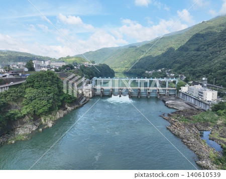 德島縣三好市池田水壩和吉野川夏季洩洪 德島縣三好市池田水壩和吉野川夏季洩洪 140610539