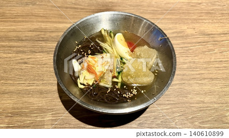 韓國式冷麵（mul naengmyeon），盛於不銹鋼碗中。 140610899