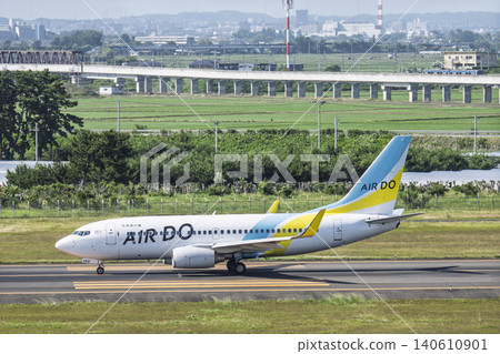陽光明媚的仙台機場,一架飛機正在起飛。宮城縣名取市。 陽光明媚的仙台機場,一架飛機正在起飛。宮城縣名取市。 140610901