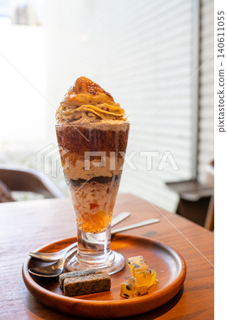 A parfait placed on a cafe table (image) A parfait placed on a cafe table (image) 140611055