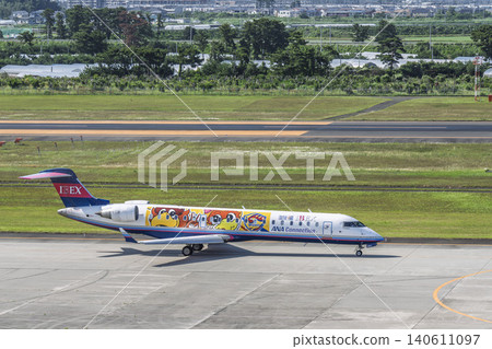 陽光明媚的仙台機場,飛機滑行中,宮城縣名取市 陽光明媚的仙台機場,飛機滑行中,宮城縣名取市 140611097