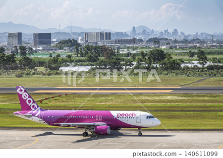 陽光明媚的仙台機場,飛機滑行中,宮城縣名取市 陽光明媚的仙台機場,飛機滑行中,宮城縣名取市 140611099