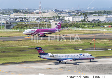 陽光明媚的仙台機場，飛機滑行中，宮城縣名取市 140611100