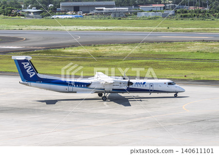 陽光明媚的仙台機場，飛機滑行中，宮城縣名取市 140611101