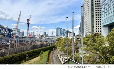 品川站西出口的建築群正在重建工程,還有蔚藍的天空。 品川站西出口的建築群正在重建工程,還有蔚藍的天空。 140611250