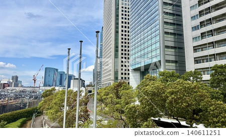 品川站西出口的建築群正在重建工程,還有蔚藍的天空。 品川站西出口的建築群正在重建工程,還有蔚藍的天空。 140611251