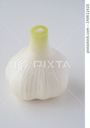 Large fresh raw garlic Large fresh raw garlic 140611428