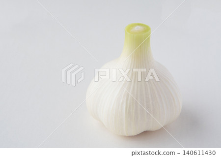 Large fresh raw garlic Large fresh raw garlic 140611430