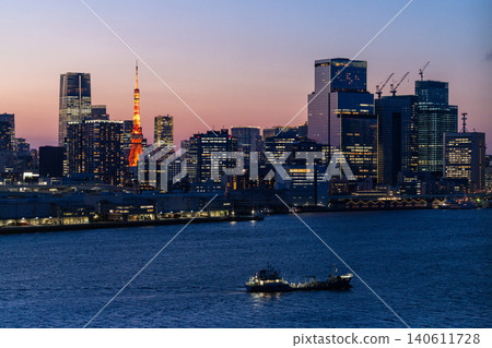 東京鐵塔和東京灣的日落/夜景。 東京鐵塔和東京灣的日落/夜景。 140611728
