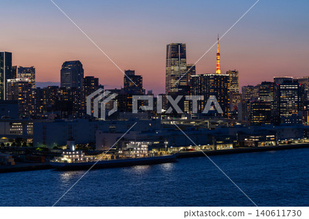 東京鐵塔和東京灣的日落/夜景。 東京鐵塔和東京灣的日落/夜景。 140611730