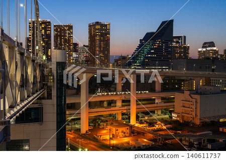 彩虹橋和台場市夜景 彩虹橋和台場市夜景 140611737