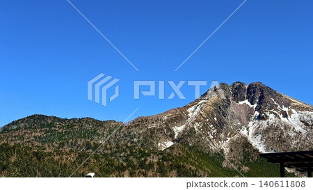 日光白根山的嶙峋岩壁和殘雪在藍天的映襯下格外醒目。 日光白根山的嶙峋岩壁和殘雪在藍天的映襯下格外醒目。 140611808