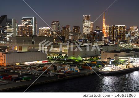 東京鐵塔和東京灣夜視圖 140611866