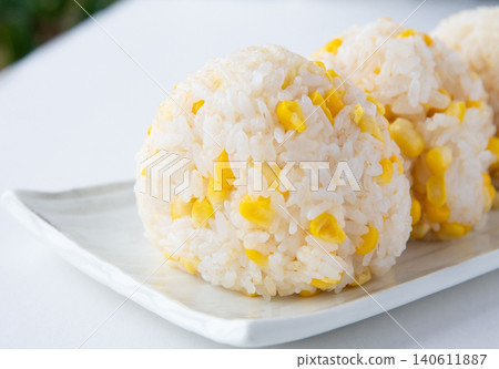 新鮮出爐的玉米飯糰 新鮮出爐的玉米飯糰 140611887