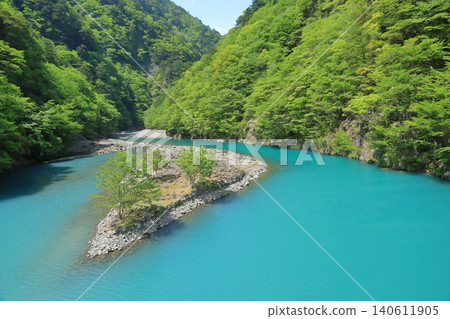 The scenery of the sandbar in the lake of Sumatakyo Gorge, which shines blue like a jewel. The scenery of the sandbar in the lake of Sumatakyo Gorge, which shines blue like a jewel. 140611905