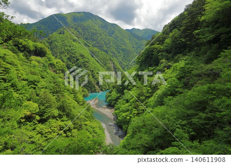 須摩多峽水壩湖景色優美,點綴著嫩綠的新葉。 須摩多峽水壩湖景色優美,點綴著嫩綠的新葉。 140611908