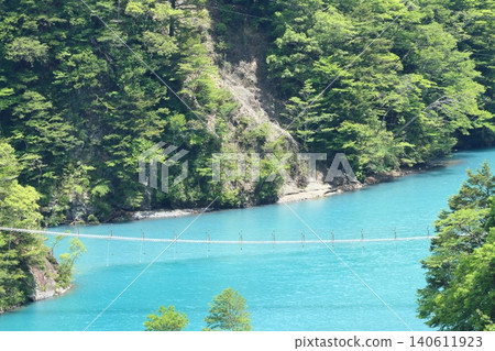 The view of Lake Sumatakyo, which shines blue like a jewel, with a suspension bridge of dreams spanning it. The view of Lake Sumatakyo, which shines blue like a jewel, with a suspension bridge of dreams spanning it. 140611923