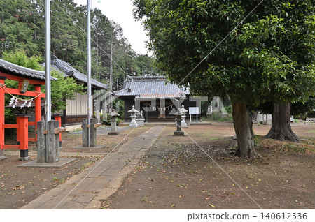 岩槻市漫步：筱岡八幡神社 - 通往神社和正殿的路。 140612336