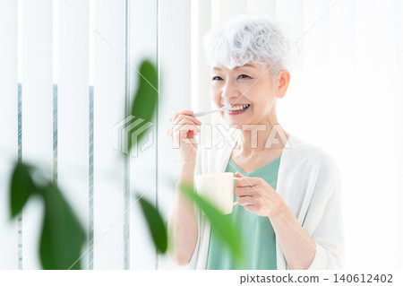 高級女人刷牙 140612402