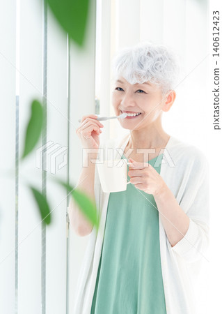 高級女人刷牙 140612423