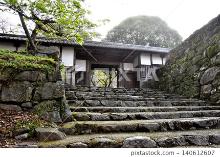 福岡縣朝倉市秋月城遺址的長屋門和石階 福岡縣朝倉市秋月城遺址的長屋門和石階 140612607