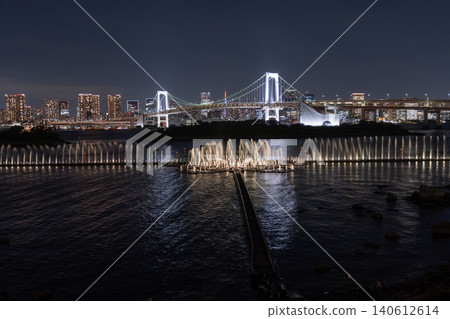 彩虹橋和噴泉的夜景 140612614