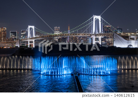 彩虹橋和噴泉的夜景 140612615