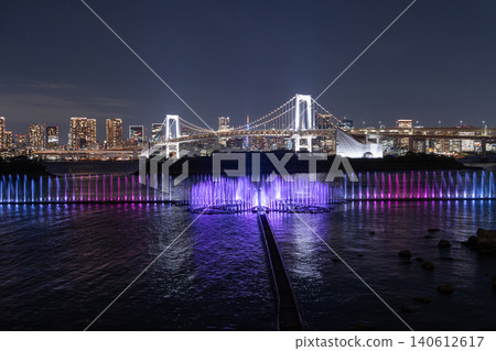 彩虹橋和噴泉的夜景 彩虹橋和噴泉的夜景 140612617
