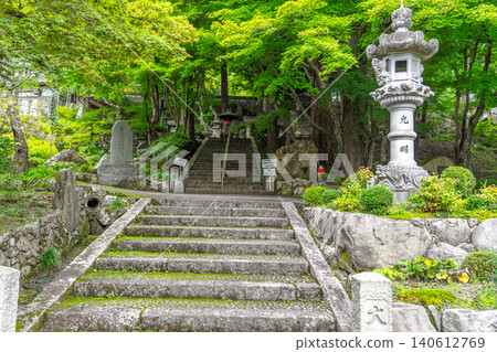 春意盎然的長安寺:通往寺廟的石階和石燈籠沿著道路排列,位於京都府福知山市。 *照片拍攝地點已在作品說明中註明。 春意盎然的長安寺:通往寺廟的石階和石燈籠沿著道路排列,位於京都府福知山市。 *照片拍攝地點已在作品說明中註明。 140612769