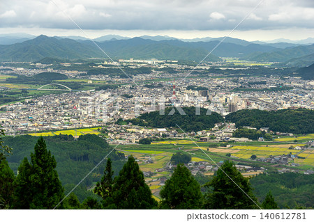 從長安寺到姬神山:福知山鬱鬱蔥蔥的綠植和城市景觀 *照片拍攝地點在作品的評論部分中已註明。 從長安寺到姬神山:福知山鬱鬱蔥蔥的綠植和城市景觀 *照片拍攝地點在作品的評論部分中已註明。 140612781
