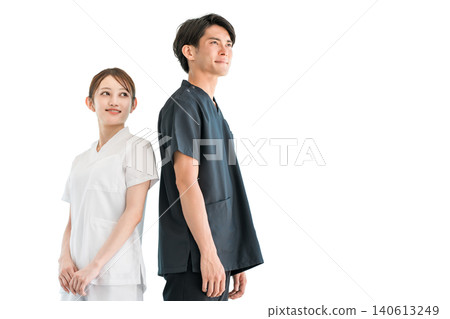 穿著工作服的醫護人員、醫護人員、男醫師和穿白大褂的女護士 穿著工作服的醫護人員、醫護人員、男醫師和穿白大褂的女護士 140613249