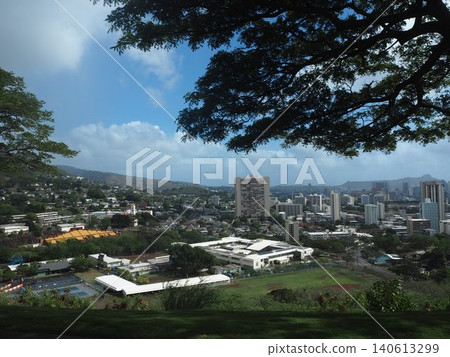 令人嘆為觀止的夏威夷檀香山城市景觀和山脈全景。 令人嘆為觀止的夏威夷檀香山城市景觀和山脈全景。 140613299