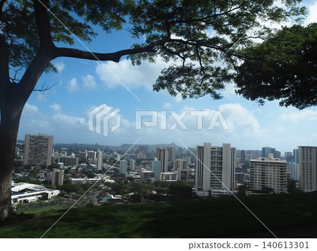 令人嘆為觀止的夏威夷檀香山城市景觀和山脈全景。 令人嘆為觀止的夏威夷檀香山城市景觀和山脈全景。 140613301