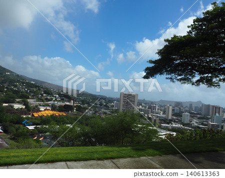 令人嘆為觀止的夏威夷檀香山城市景觀和山脈全景。 令人嘆為觀止的夏威夷檀香山城市景觀和山脈全景。 140613363