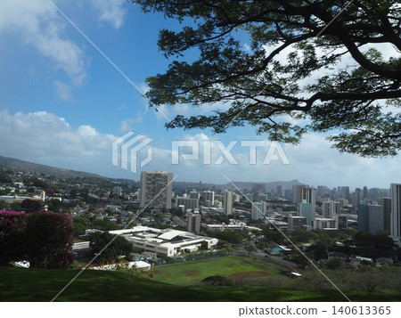 令人嘆為觀止的夏威夷檀香山城市景觀和山脈全景。 令人嘆為觀止的夏威夷檀香山城市景觀和山脈全景。 140613365