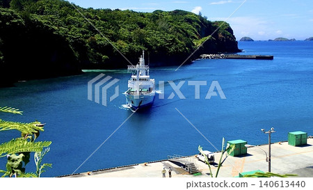 The Hahajima Maru is entering port at Oki Port on Hahajima Island in the Ogasawara Islands, Tokyo. The Hahajima Maru is entering port at Oki Port on Hahajima Island in the Ogasawara Islands, Tokyo. 140613440