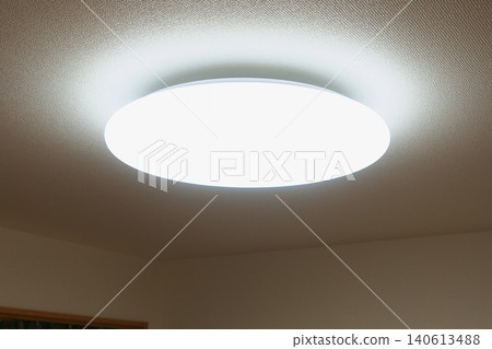 室內照明象徵飆升的電費。它代表了一種反映家庭開支增加、物價上漲和能源成本上升的生活方式。 140613488
