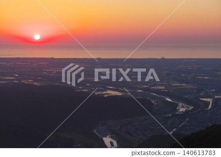 從西鶴森林公路(奧紫石山)眺望泰多里川沖積扇的傍晚景色 從西鶴森林公路(奧紫石山)眺望泰多里川沖積扇的傍晚景色 140613783