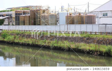 海堤和道路之外,工業廠房鱗次櫛比。 海堤和道路之外,工業廠房鱗次櫛比。 140613859