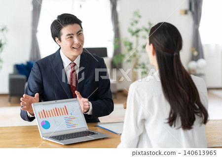 一位中年婦女和一位商人正在洽談一筆生意。 140613965